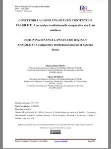 Dans les États en situation de fragilité, les lois de finances continuent d’être principalement évaluées à l’aune des agrégats macro-budgétaires, alors même que les contraintes décisives relèvent du design institutionnel, de la gouvernance de la trésorerie et de la légitimité étatique. Cet article propose une analyse institutionnelle comparative des lois de finances sahéliennes afin d’évaluer la portabilité analytique du cadre de la Loi de finances de résilience (LFR). À partir d’un codage qualitatif de lois de finances initiales et de leurs annexes budgétaires, l’étude met en évidence trois invariants récurrents : la dissociation structurelle entre autorisation budgétaire et gouvernance de la trésorerie, l’érosion systémique des fonctions étatiques vitales et la priorité institutionnelle accordée aux dépenses de souveraineté politique. Ces invariants fondent une typologie institutionnelle distinguant des budgets de survie institutionnelle, de stabilisation apparente et de transformation structurellement bloquée. L’article montre ainsi que la fragilité budgétaire résulte largement de la conception institutionnelle des lois de finances elles-mêmes, au-delà des chocs exogènes et des performances macroéconomiques observées.
